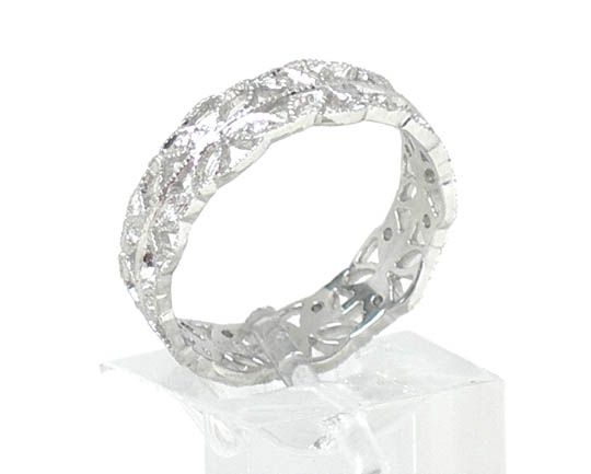 STRIKING VINTAGE PLATINUM & DIAMONDS FLORAL THEMED RING  