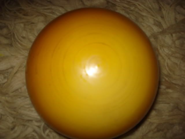 very rare and dificult to find Beautiful Milk   Yello Glass Globe 