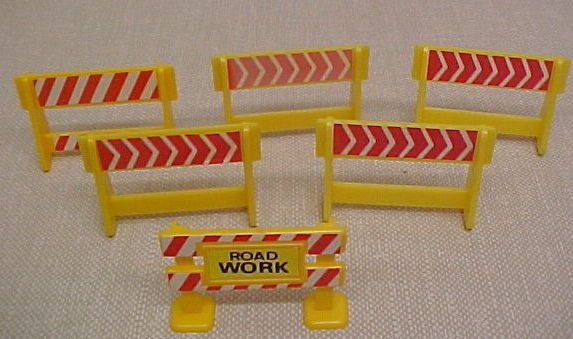 24 118 ROAD CONSTRUCTION BARRICADES DIORAMA MINATURE  