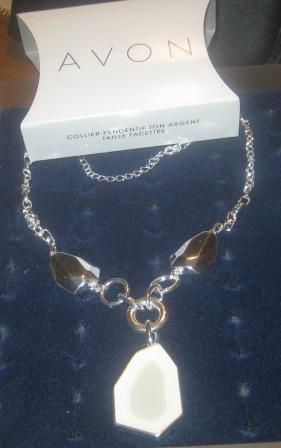 NIB Avon Silvertone Faceted Drop Necklace. w/Removable extender  