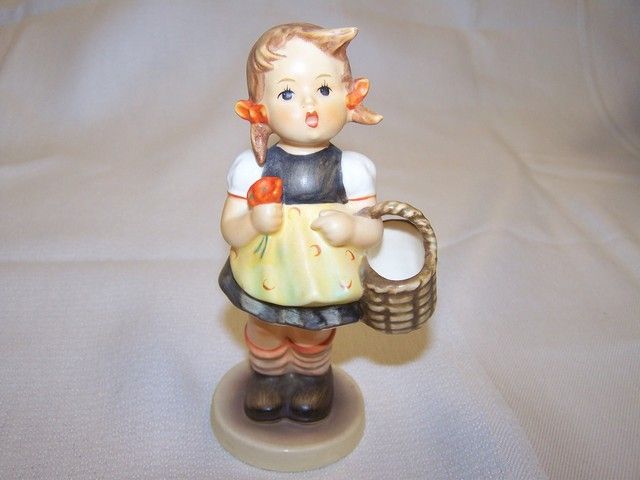 Hummel Figurine Sister # 98/0  