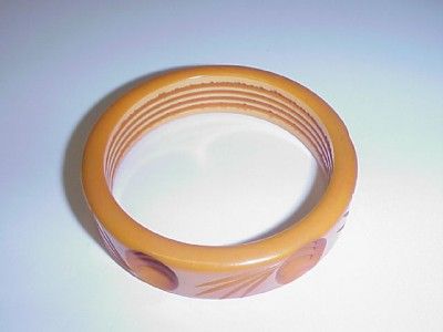 VINTAGE CARVED BUTTERSCOTCH BAKELITE BANGLE BRACELET  